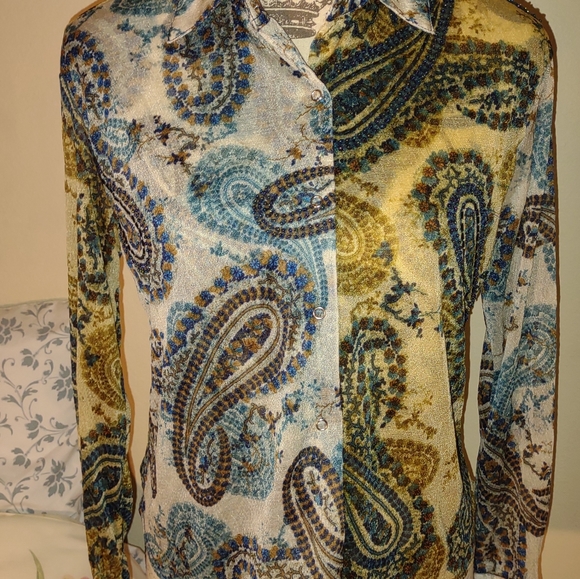 Womens blouse, size Small, long sleeves, snap front Closure, beaded. NWOT - Picture 5 of 13